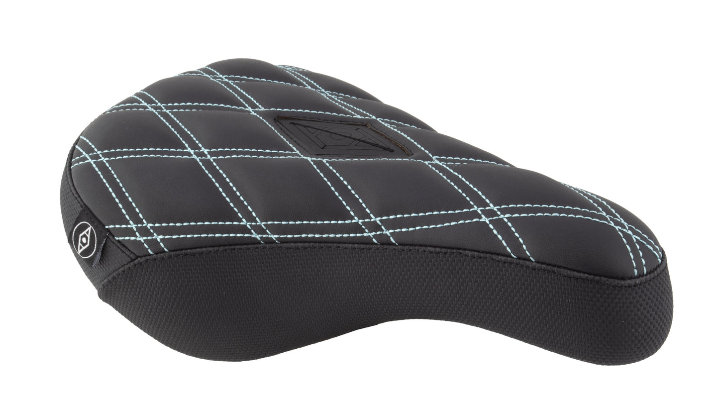 Asientos pivotantes con pinza de alienación